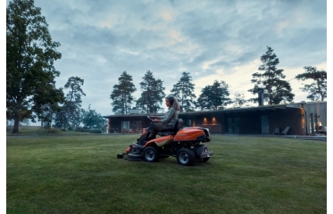 R216T AWD + CombiClip 103 Husqvarna - Parkovna Rider kosilnica